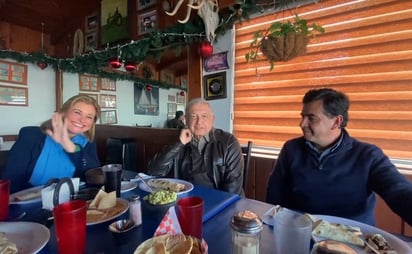 'Esto es lo suculento', AMLO presume parada para comer burritos en gira por Chihuahua