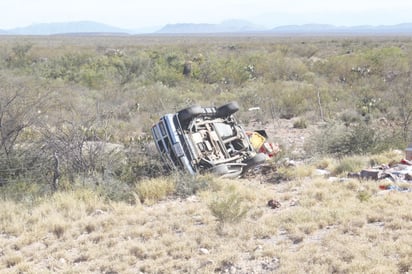 Paisano muere al volcar en la muralla de Saltillo cuando viajaba como copiloto 