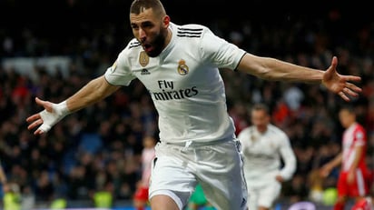 Karim Benzema adelanta al Real Madrid en una pobre primera mitad