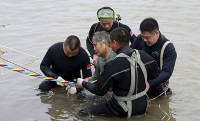 Al menos 9 muertos y 2 desaparecidos en el naufragio de un carguero en China