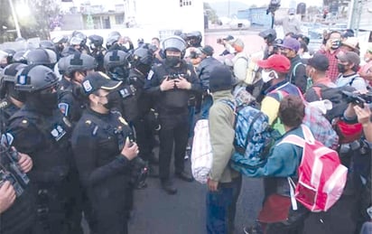 Policías 'frenan' caravana migrante en límites de la Ciudad de México