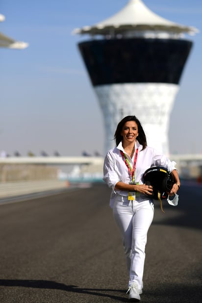 Eva Longoria apuesta por el blanco usando un look monocromático