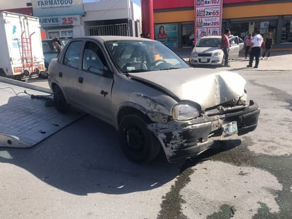 Conductor ocasiona percance al intentar incorporarse al bulevar San José en Monclova