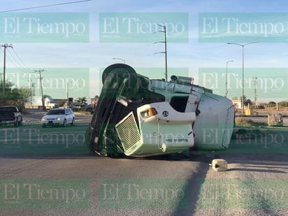 Sujeto salva su vida de milagro al volcarse en el tráiler que conducía en Monclova