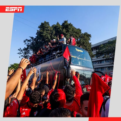 El Atlas campeón hace el recorrido; cerca de 35 mil personas acompañan al equipo