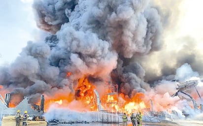 Un incendio consume almacén de plásticos en Nuevo León; deja decenas de evacuados