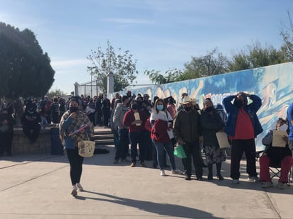 Brigada de vacunación contra COVID-19 en Monclova presenta aglomeraciones