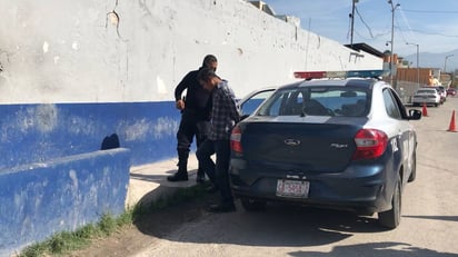 Sujeto es arrestado en Monclova por molestar a dama que le robó su celular