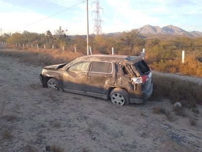 Conductor vuelca aparatosamente y termina entre la maleza con el auto completamente destrozado en Castaños