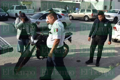 Monclova: Motociclista impacta a taxista y huye del lugar pero es atrapado cuadras más delante 