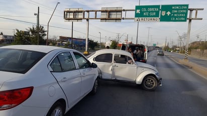 Conductor invade carril y provoca choque en puente vehicular 