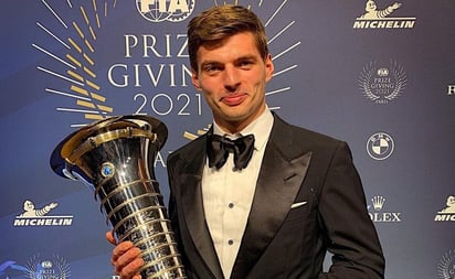 Max Verstappen recibe trofeo como campeón de la Fórmula 1