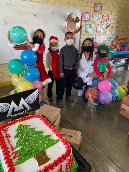 Los 'Ángeles' llegaron con regalos al Jardín de Niños Ignacio Zaragoza de Castaños