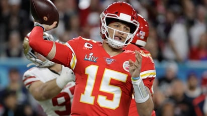 Los Chiefs de Kansas City remontan y ganan a Chargers 34-28