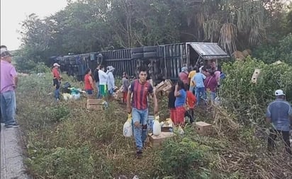 Campechanos rapiñan pavos de un camión volcado