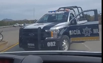 Exhiben a policía que ayudaba a yaquis a cobrar cuota