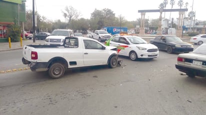 Dos automóviles protagonizaron fuerte choque en la rotonda de la colonia 'El Pueblo' de Monclova