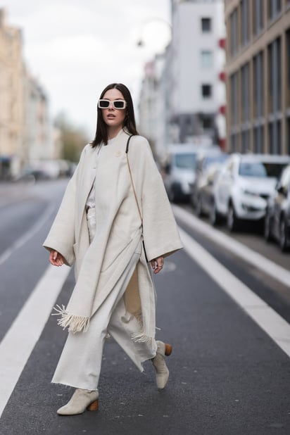 Jeans blancos y botas; el street style perfecto para este invierno