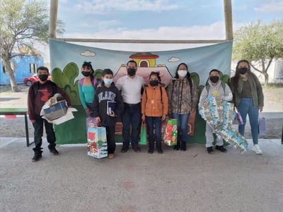 Estudiantes de primaria de Monclova reciben regalos navideños de parte de internautas