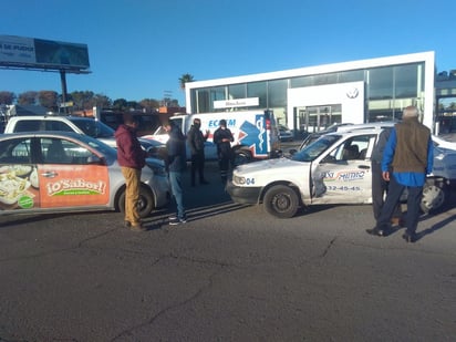 Taxista provoca fuerte choque en el bulevar Pape de Monclova