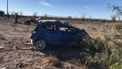 Cuatro heridos, entre ellos un menor de edad, deja volcadura de dos automóviles en la carretera 57