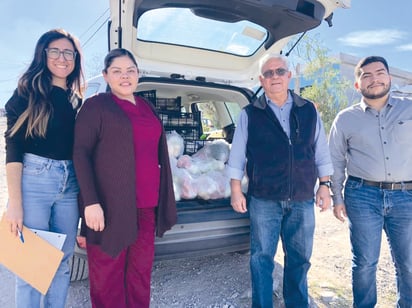 Médicos realizan entrega de despensas a familias vulnerables de Monclova