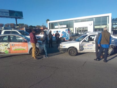 Taxista provoca fuerte choque en el  bulevar Pape de Monclova al ignorar el señalamiento gráfico de alto total