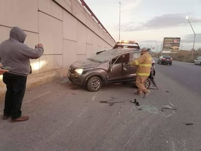 Joven se vuelca en su carro con todo y novia en Castaños