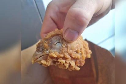 Encuentra una cabeza de pollo completa en alitas y sacude las redes