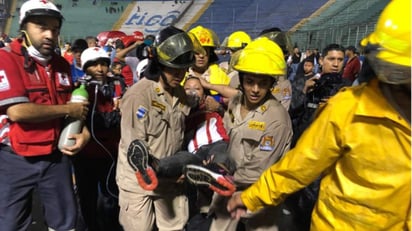 Una docena de aficionados heridos tras enfrentamiento de barras en Honduras