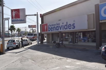 Ladrón asalta farmacia de Monclova con cuchillo en mano llevándose dinero en efectivo y cigarros