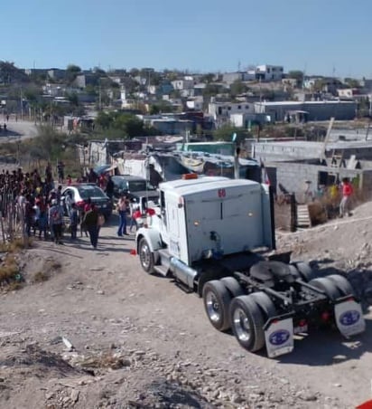 Traileros donan a niños juguetes en Monclova