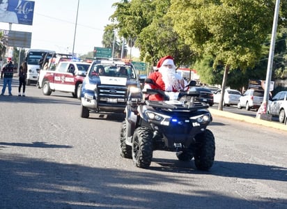 Reparten juguetes en patrullas color Morena en Sinaloa