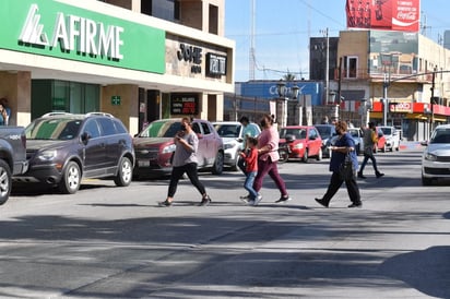 Ciudadanos sin cultura vial para cruzar las calles de la Zona Centro