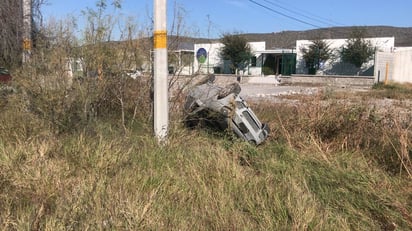 Conductor termina volcando aparatosamente, pero de milagro resulta ileso en Castaños