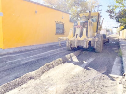 En proceso de pavimento en la calle Maclovio H.