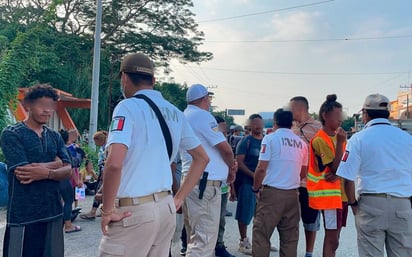 En Veracruz, migrantes piden ayuda a policías para regresar a su país