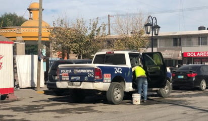 Polícias se estacionan en doble fila en la Zona Centro de Monclova