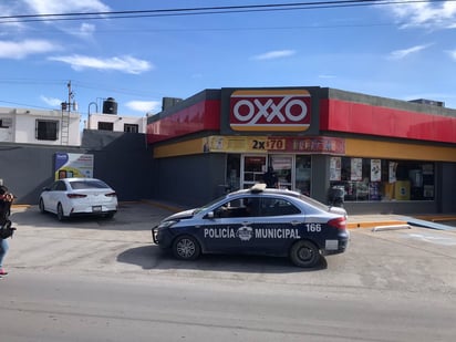 Sujeto asalta Oxxo y se lleva dinero y mercancía