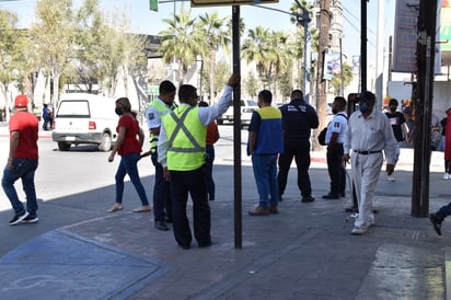 Policías de Monclova se entretienen con el celular y dejan de vigilar