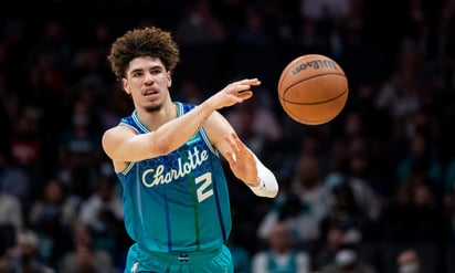 LaMelo Ball, a una asistencia del  triple doble en el triunfo de Hornets