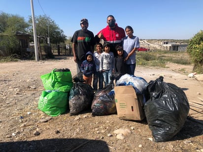 Bomberos apoyan a familias de escasos recursos en Monclova