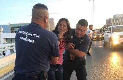 Madre del menor prematuro intenta arrojarse de lo alto de un puente vehicular en Monclova 