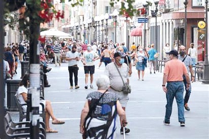 De cara al Año Nuevo, el mundo rebasa el millón de casos diarios de COVID-19