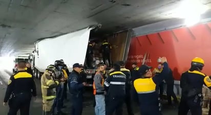 Tráiler cargado con abarrotes se queda atorado en un bajo puente sobre Viaducto e Insurgentes