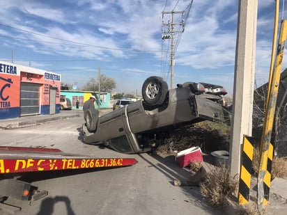 Conductor de Monclova vuelca en la avenida de las Torres cuando huía por haber chocado 