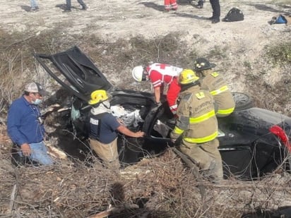 Joven prensado tras volcadura en el bulevar Venustiano Carranza es rescatado de la cabina del auto