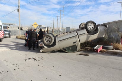 Conductor se vuelca en la avenida 'Las Torres' de Monclova cuando escapaba después de haber chocado