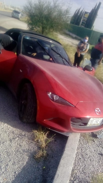 Caravan no respeta distancia y se estampa contra un auto Mazda convertible 