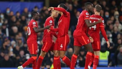 Chelsea y Liverpool empatan 2-2